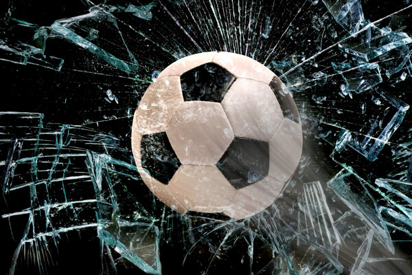 击碎玻璃的足球图片