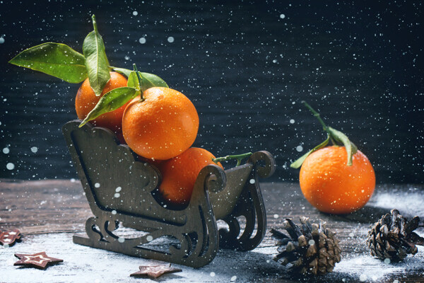 木板上的橘子与松塔