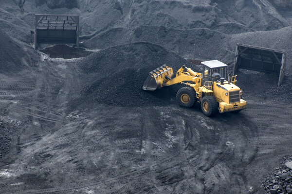 挖出来的煤碳图片