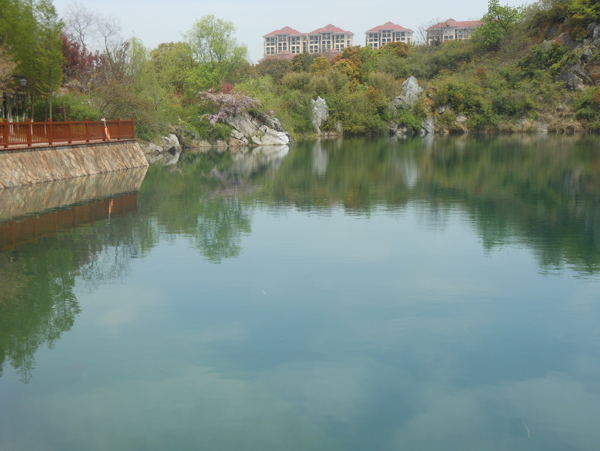 春光湖泊美景图片