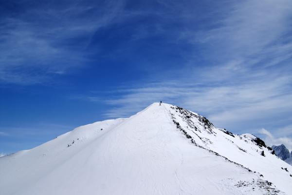 蓝天下的雪峰图片