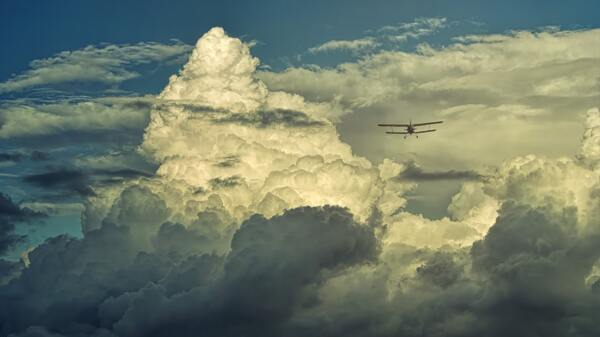 云层独立飞机