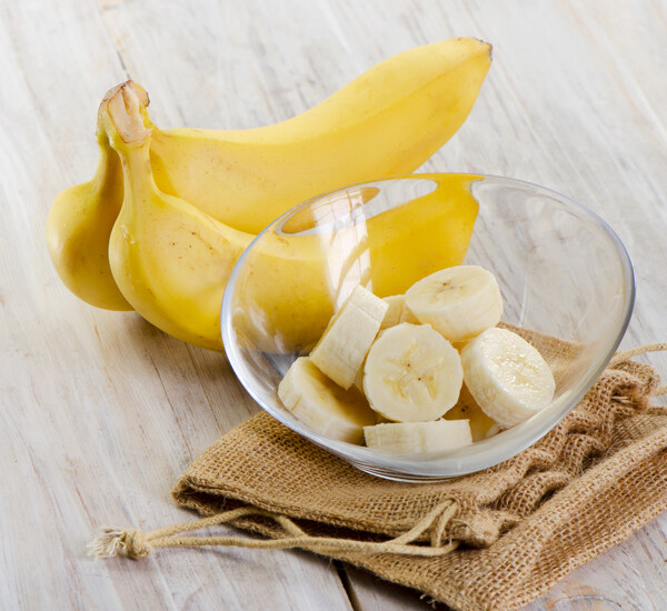 碗里切成段的香蕉