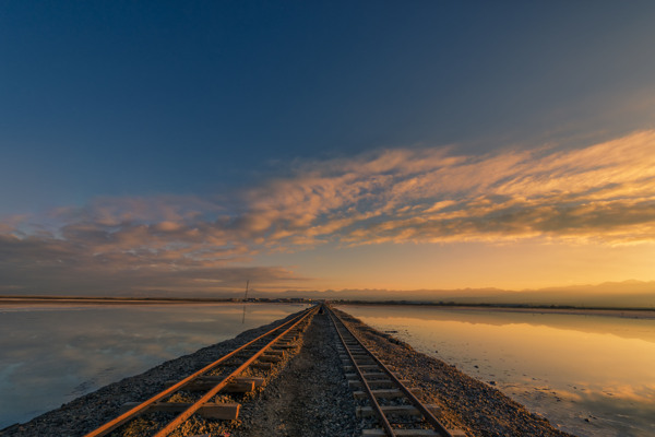 夕阳下的铁路
