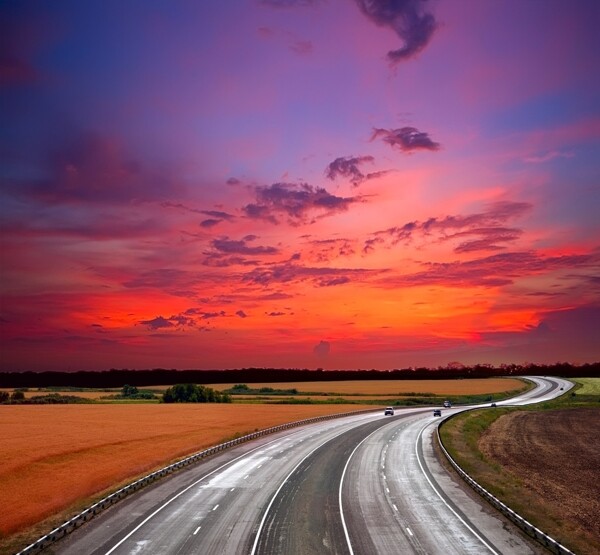 天空晚霞下弯曲的公路图片