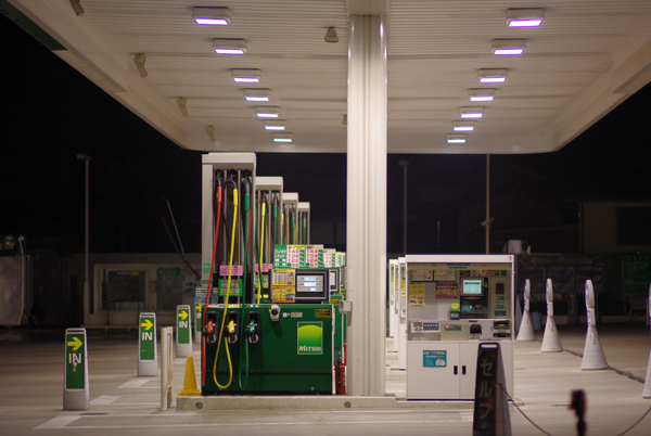日本汽车加油站图片