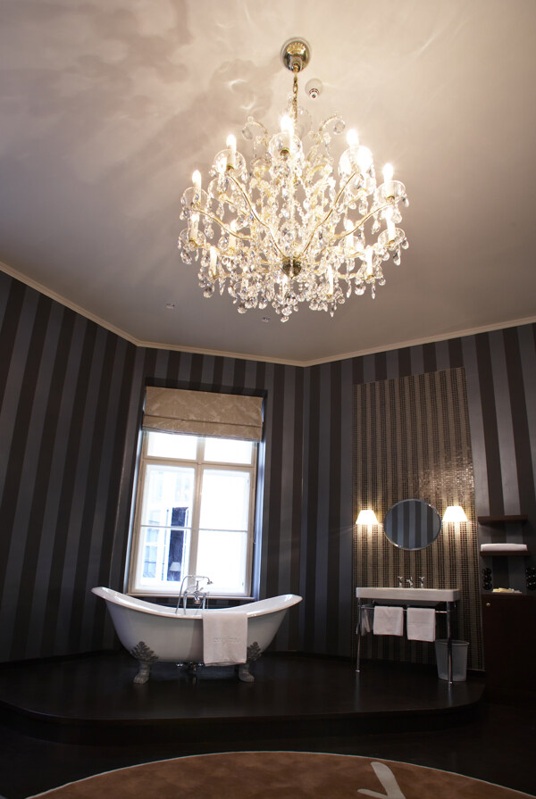 浴室室内设计浴缸水晶吊灯黑白调子