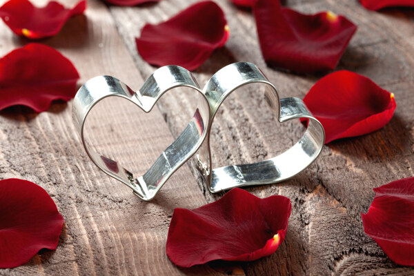 心形戒指和玫瑰花瓣图片