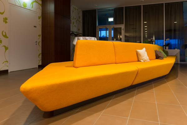 客厅里创意的菊色沙发图片