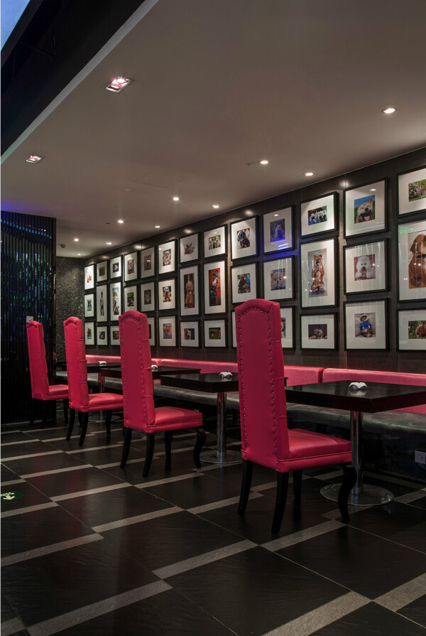 现代浪漫风情餐厅玫红色椅子工装装修图
