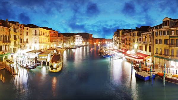 夜色下的威尼斯水城