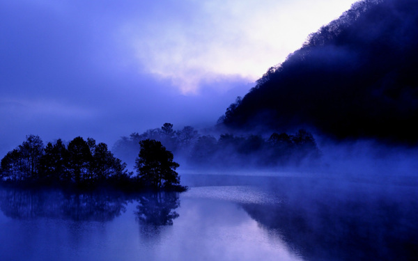 蓝紫色山水风景图