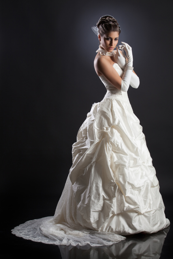 穿着白色婚纱的漂亮新娘图片