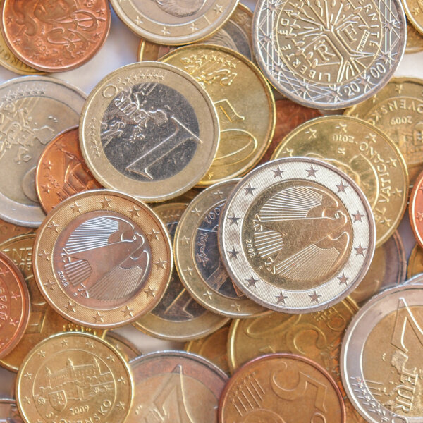 一堆欧元硬币图片