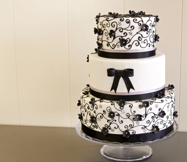 黑花纹婚礼蛋糕图片