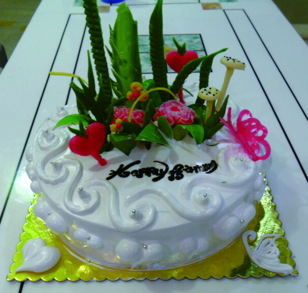 白色生日牛奶蛋糕图片