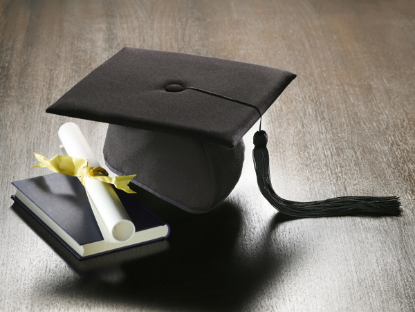 毕业帽子与证书摄影图片
