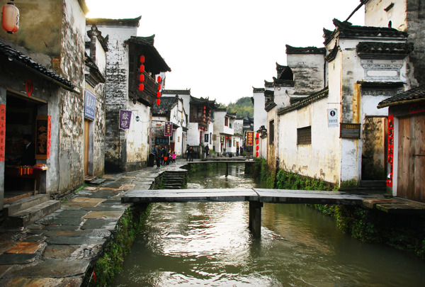 江南水乡古老的建筑和宁静的水面以及石桥