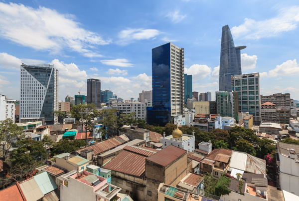 现代与传统建筑交汇的城市天际线