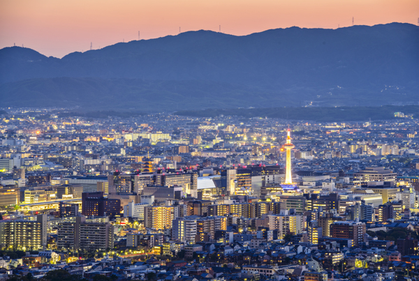 夕阳山脉背景下城市灯光璀璨