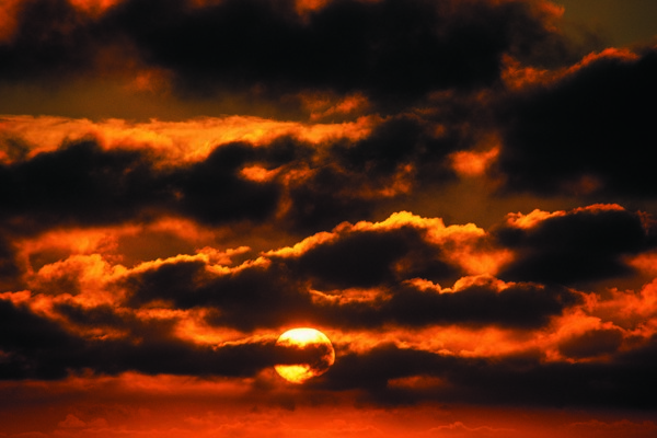 乌云遮住的太阳图片