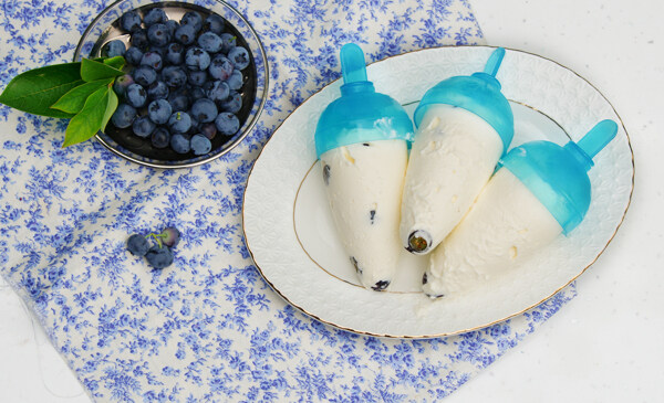 蓝莓与冰淇淋图片