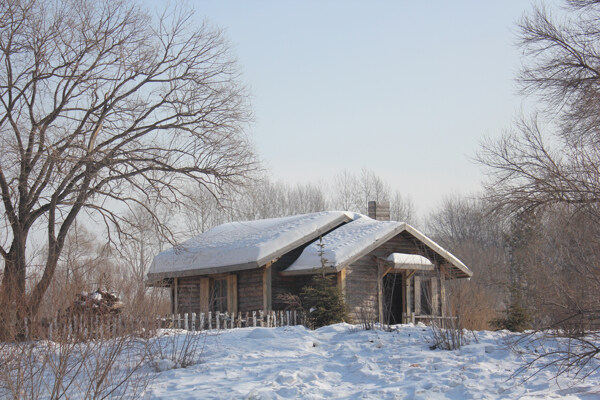 哈尔滨雪地里的茅草屋