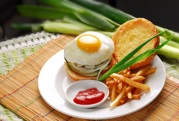 鲜嫩多汁特级牛肉汉堡配薯条