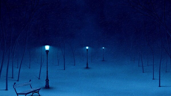 蓝色雪景中的路灯