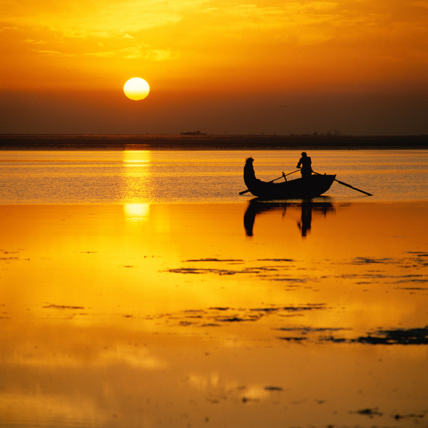 黄昏划船渔人景色图片