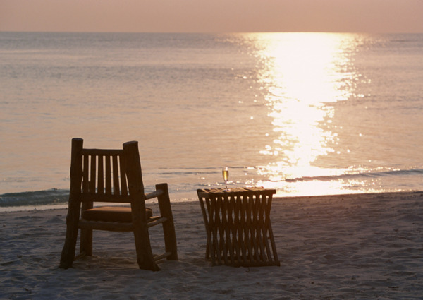 海滩上椅子图片