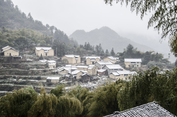 山村雪景图片