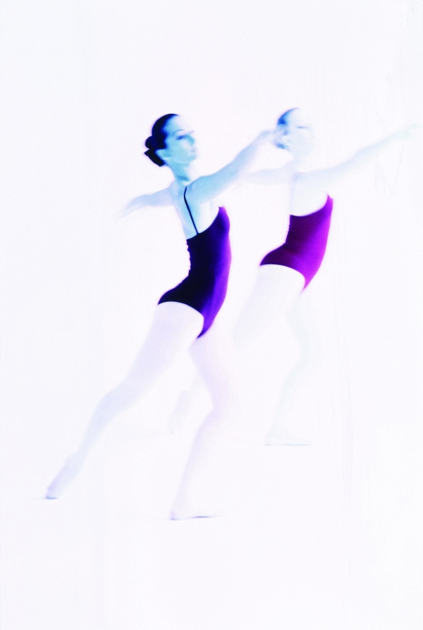 两个跳芭蕾舞蹈的外国女人图片