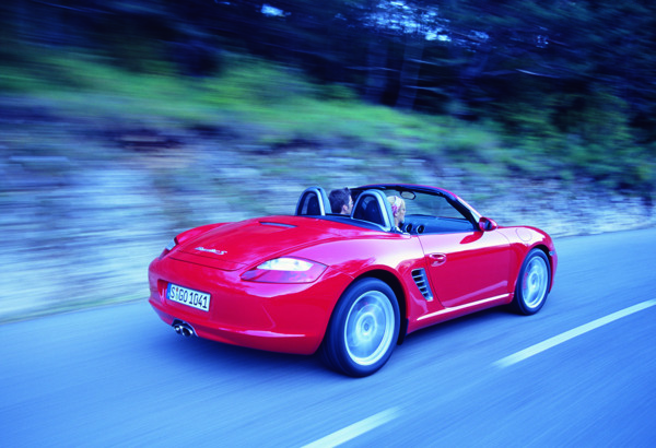 高速行驶的红色轿车图片